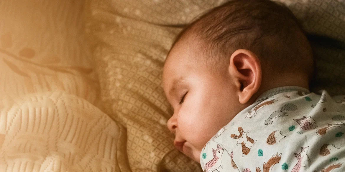 Baby schläft auf Decke