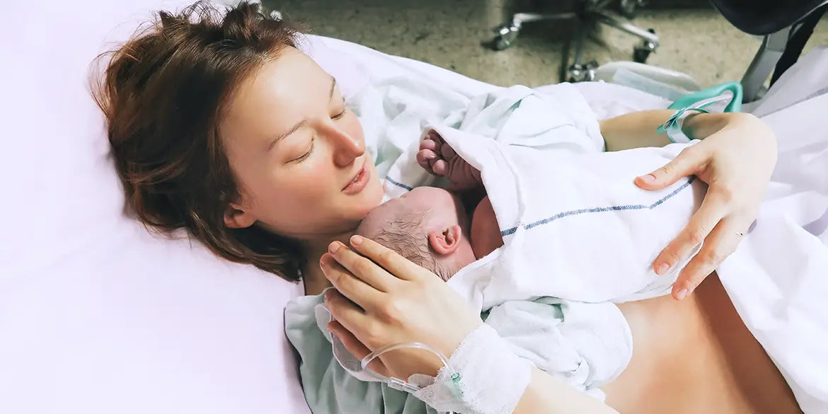 Frau Neugeborenes Geburt Krankenhausbett