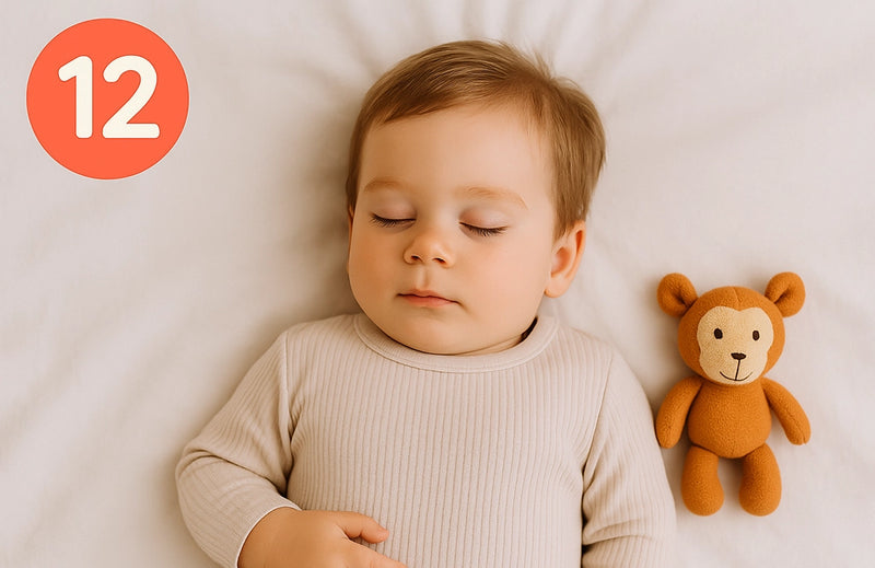 Baby schläft mit Kuscheltier daneben