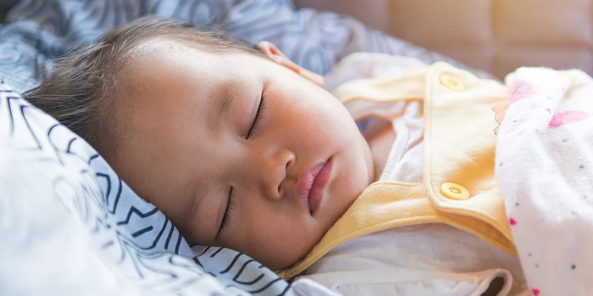 Baby schläft mit Kopf auf dem Kissen