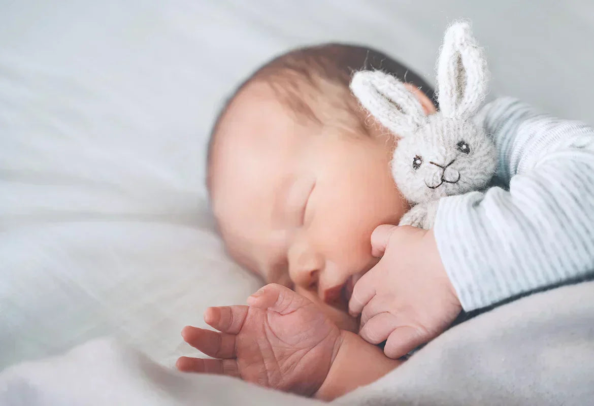 Baby schläft: Wie lange in der Federwiege ideal?