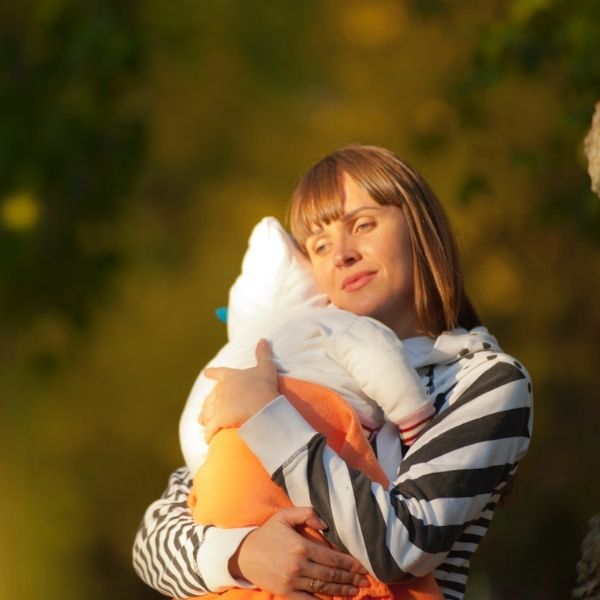 Mutter hält High need Baby im Arm 