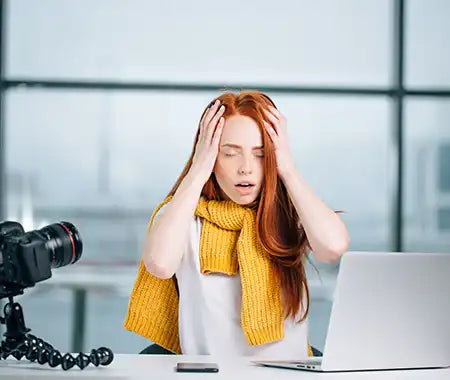 Frau gestresst beim Arbeiten