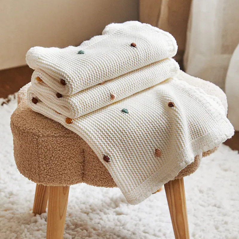 Annie & Charles® Baby Decke DOTS