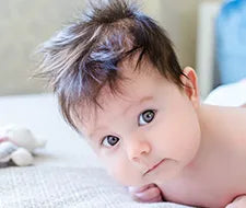 Baby mit Haaren