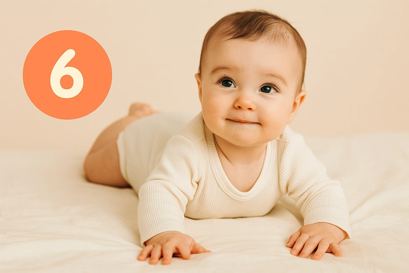 Baby liegt auf Bett mit Augen offen und lacht